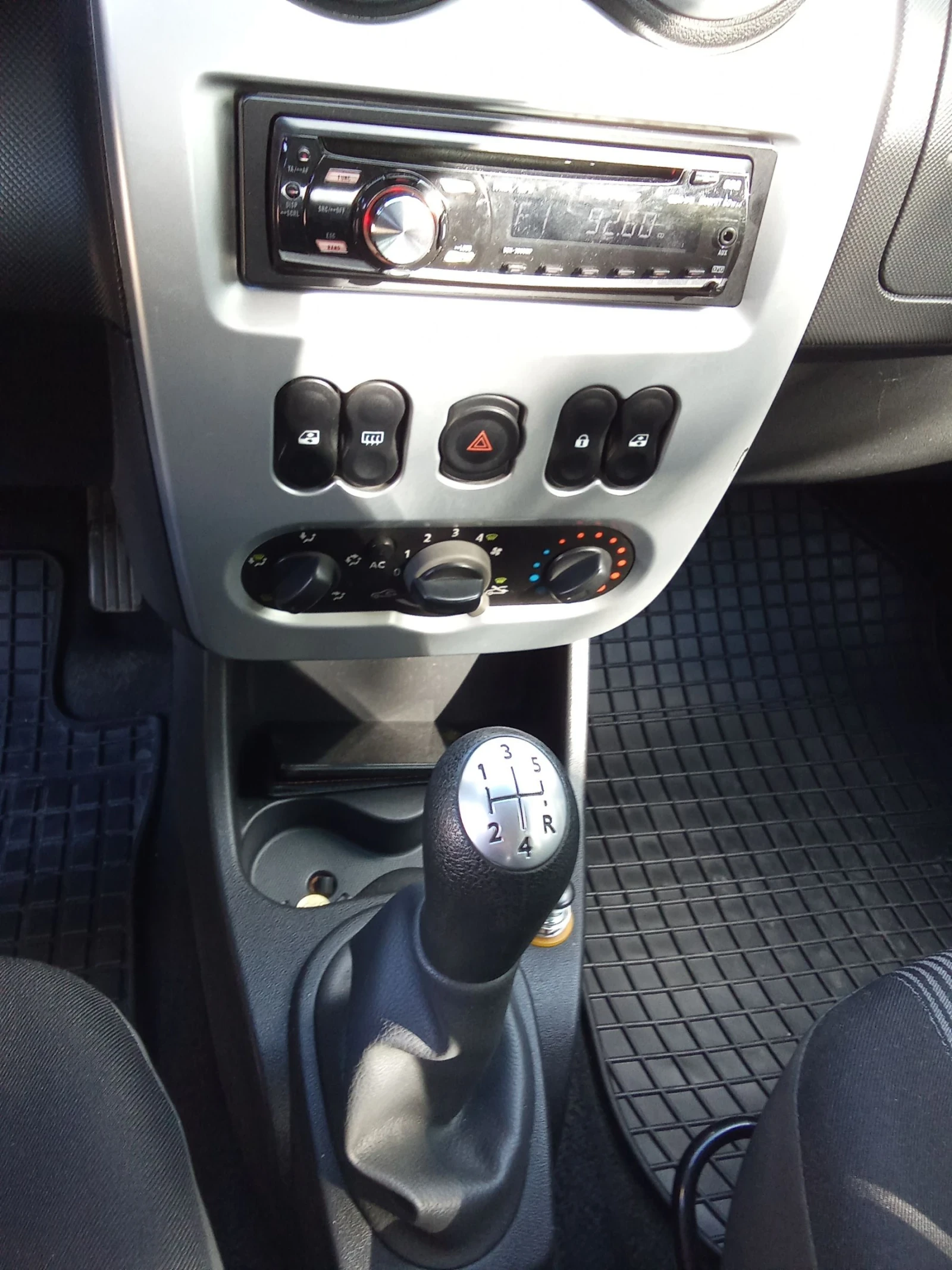 Dacia Sandero 1.6 бензин , снимка 15 - Автомобили и джипове - 54752439
