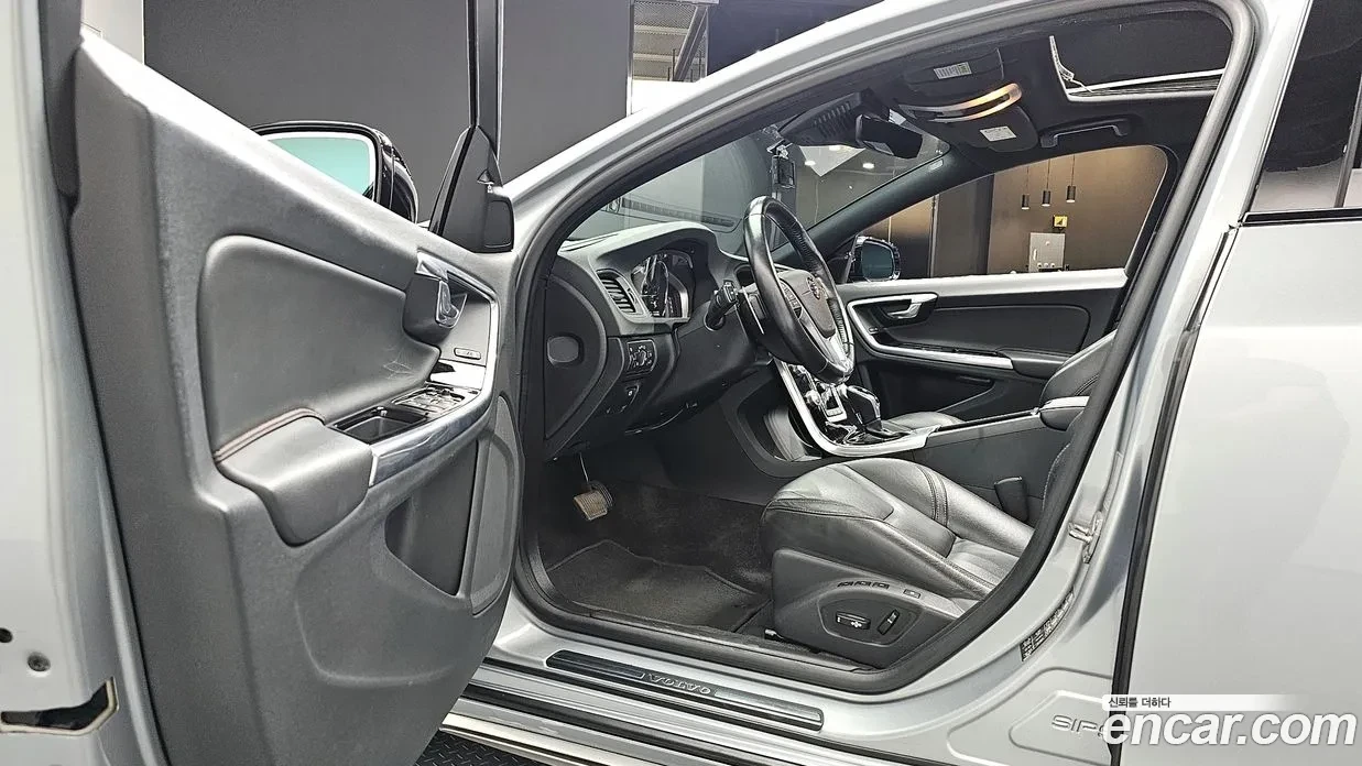 Volvo V60 Cross Country T5 AWD, снимка 7 - Автомобили и джипове - 54793971