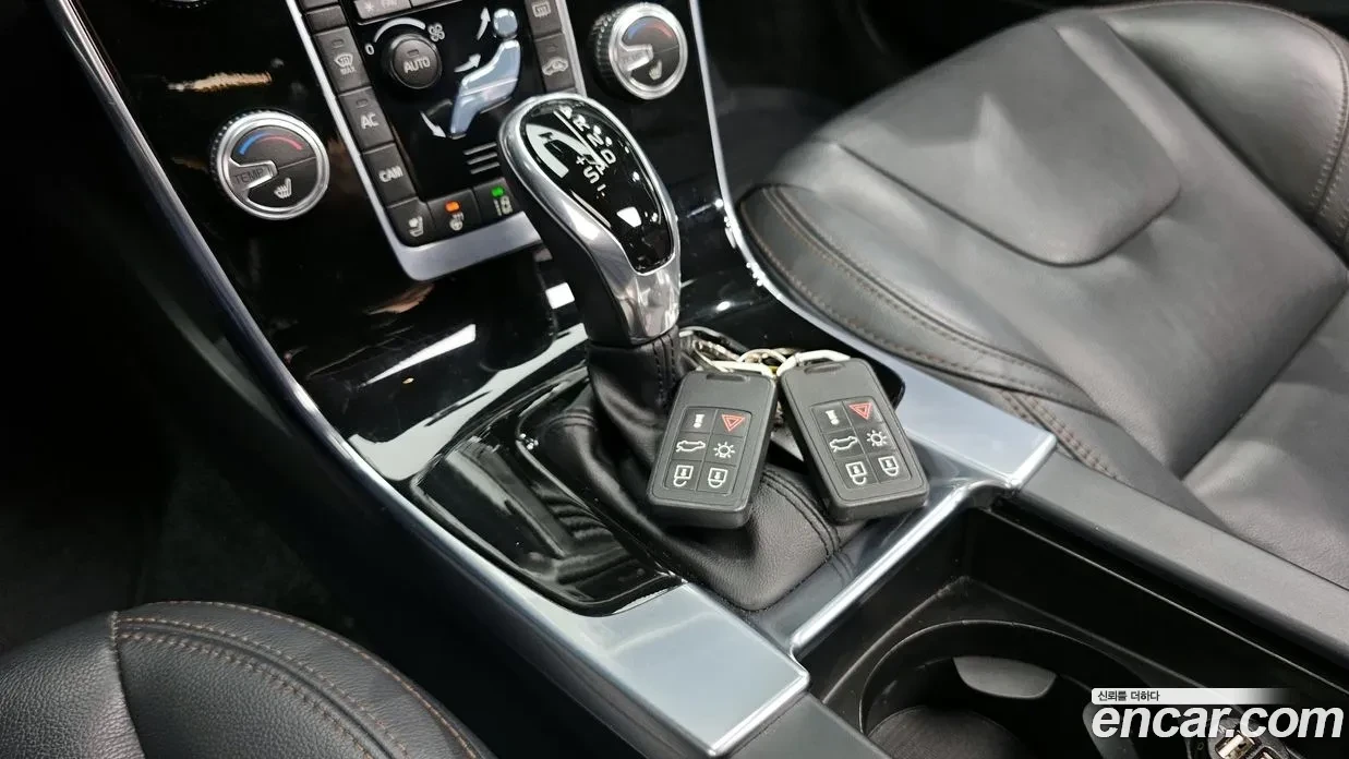 Volvo V60 Cross Country T5 AWD, снимка 8 - Автомобили и джипове - 54793971