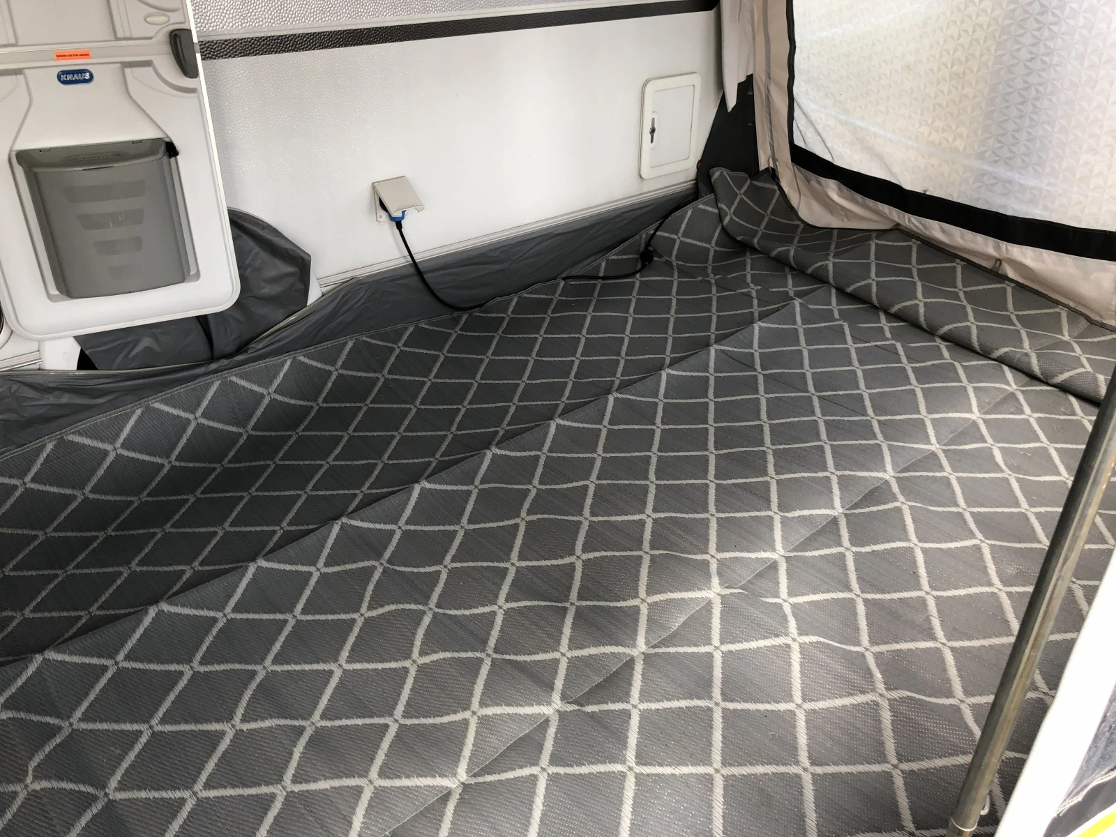 Каравана Knaus SPORT 450 FU, снимка 14 - Каравани и кемпери - 54954376