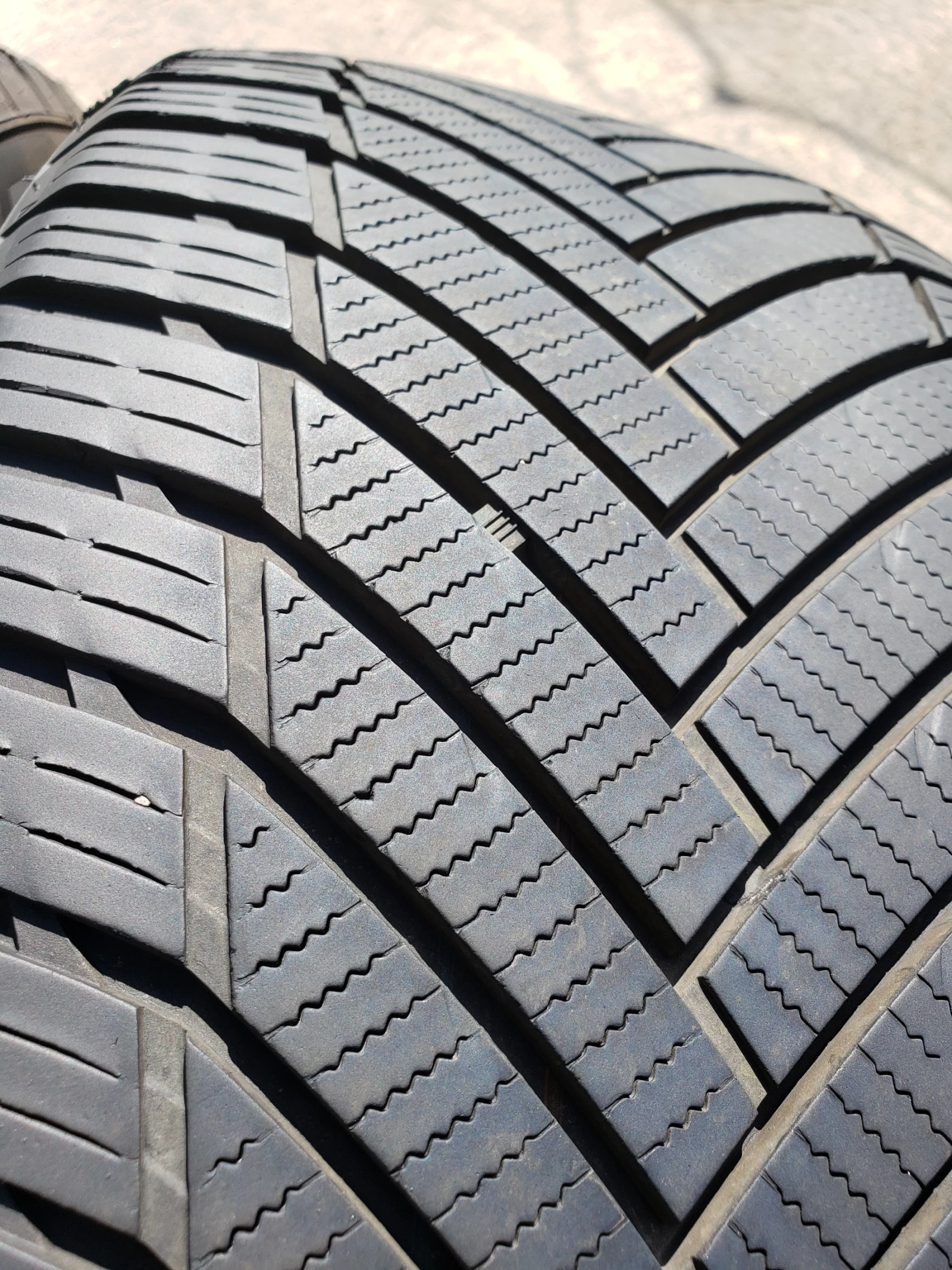 Гуми Всесезонни 255/45R20, снимка 5 - Гуми и джанти - 54333637