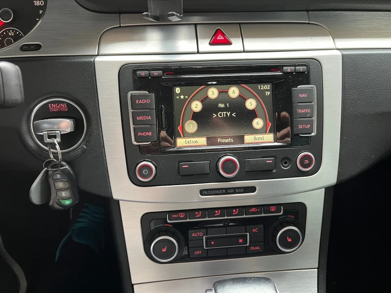 VW Passat 2.0 TDI Highline Facelift , снимка 12 - Автомобили и джипове - 53209972