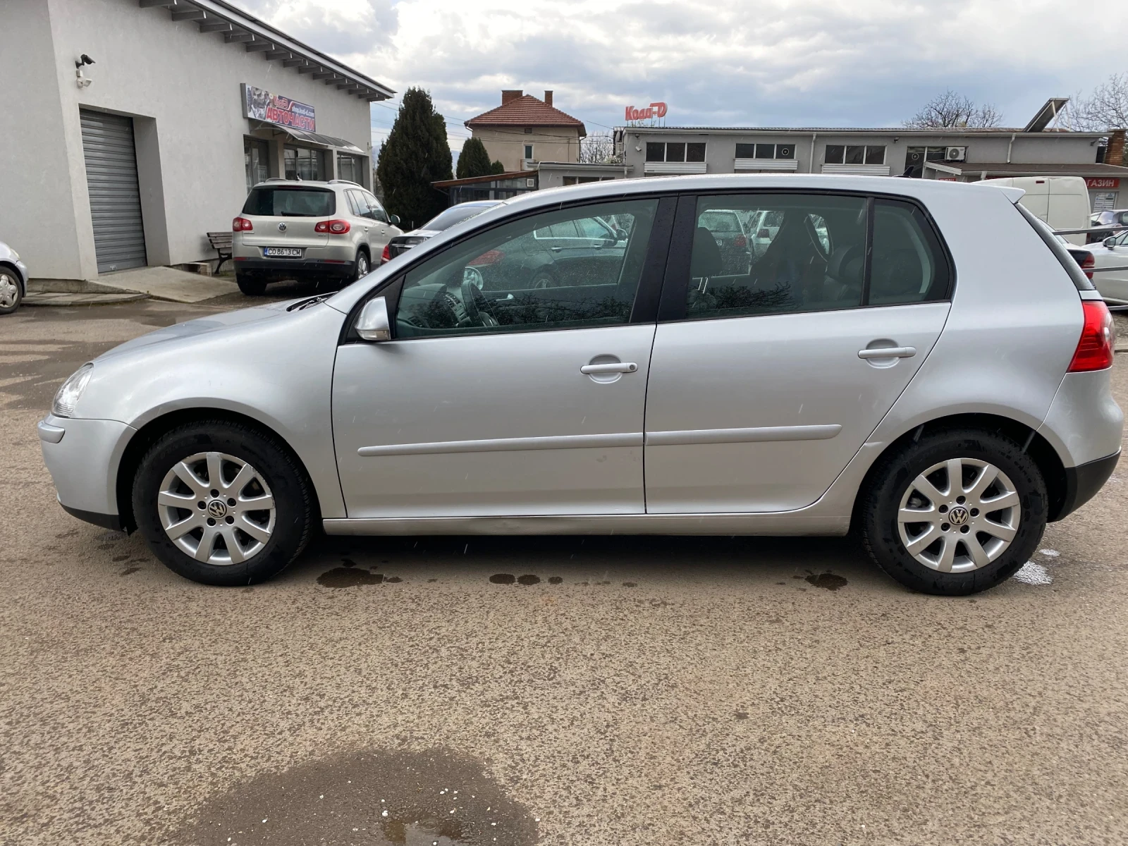 VW Golf АВТОМАТИК, СЕРВИЗНА ИСТОРИЯ, ОБСЛУЖЕН, НОВИ ГУМИ, снимка 3 - Автомобили и джипове - 54242098