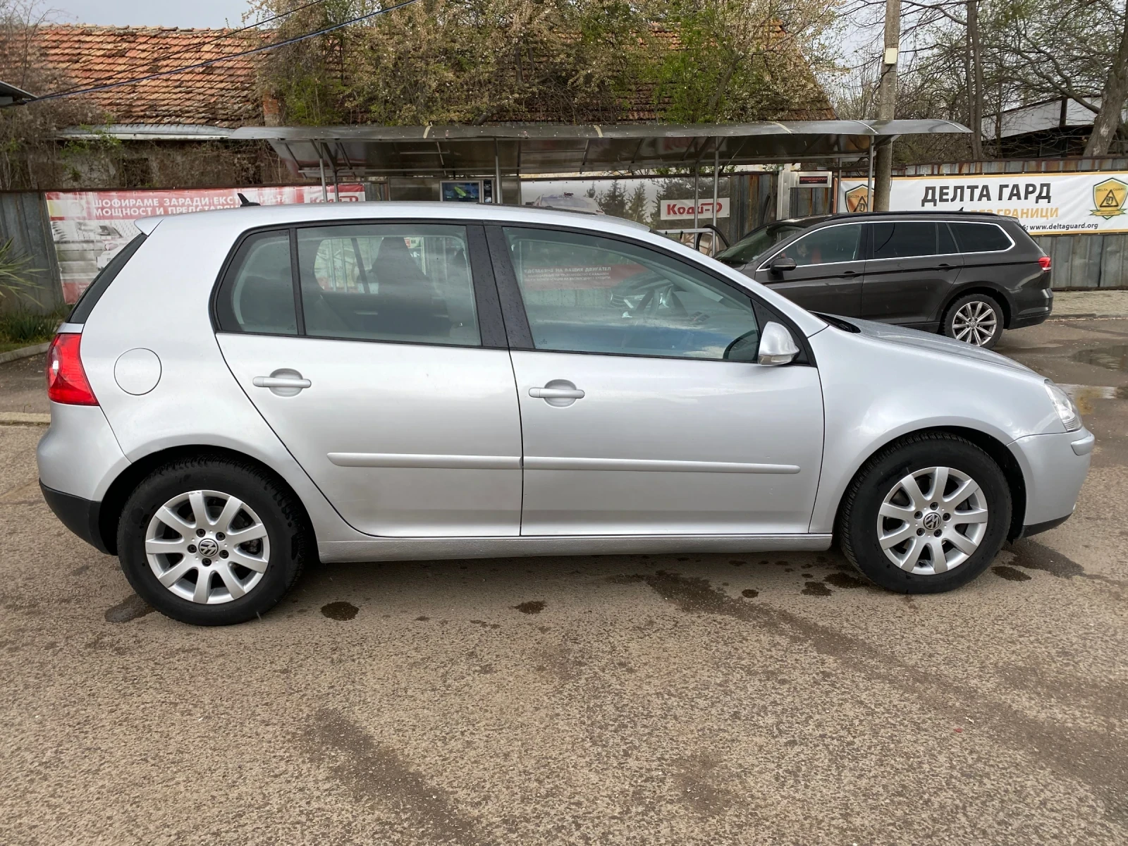 VW Golf АВТОМАТИК, СЕРВИЗНА ИСТОРИЯ, ОБСЛУЖЕН, НОВИ ГУМИ, снимка 7 - Автомобили и джипове - 54242098