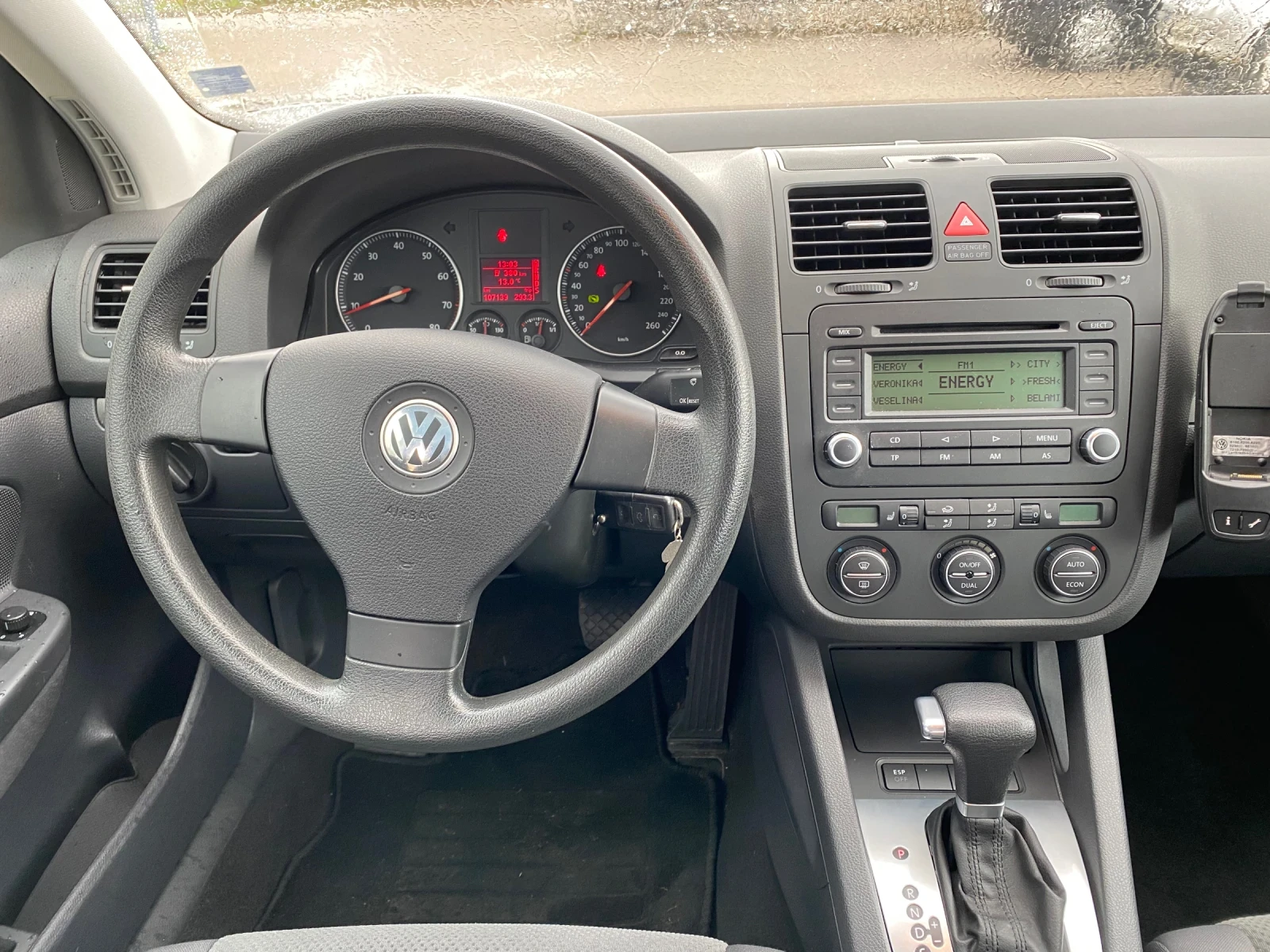 VW Golf АВТОМАТИК, СЕРВИЗНА ИСТОРИЯ, ОБСЛУЖЕН, НОВИ ГУМИ, снимка 11 - Автомобили и джипове - 54242098