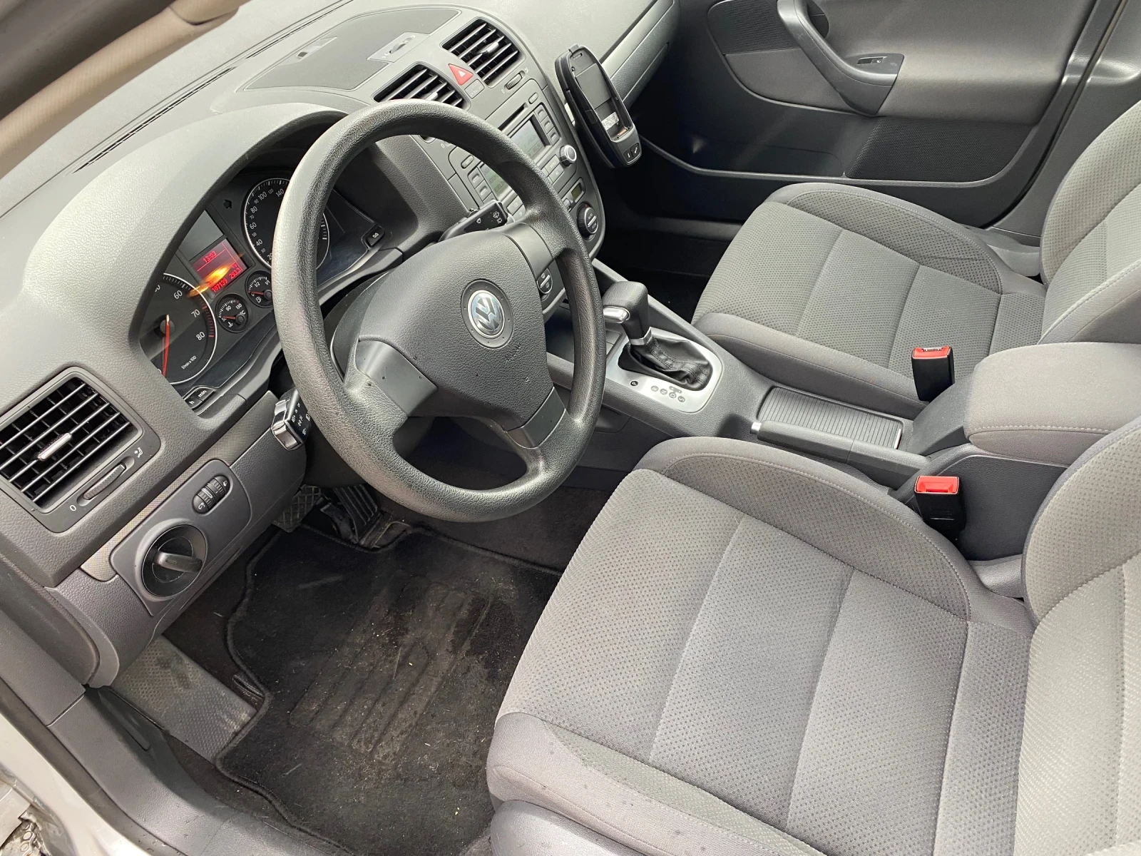 VW Golf АВТОМАТИК, СЕРВИЗНА ИСТОРИЯ, ОБСЛУЖЕН, НОВИ ГУМИ, снимка 9 - Автомобили и джипове - 54242098