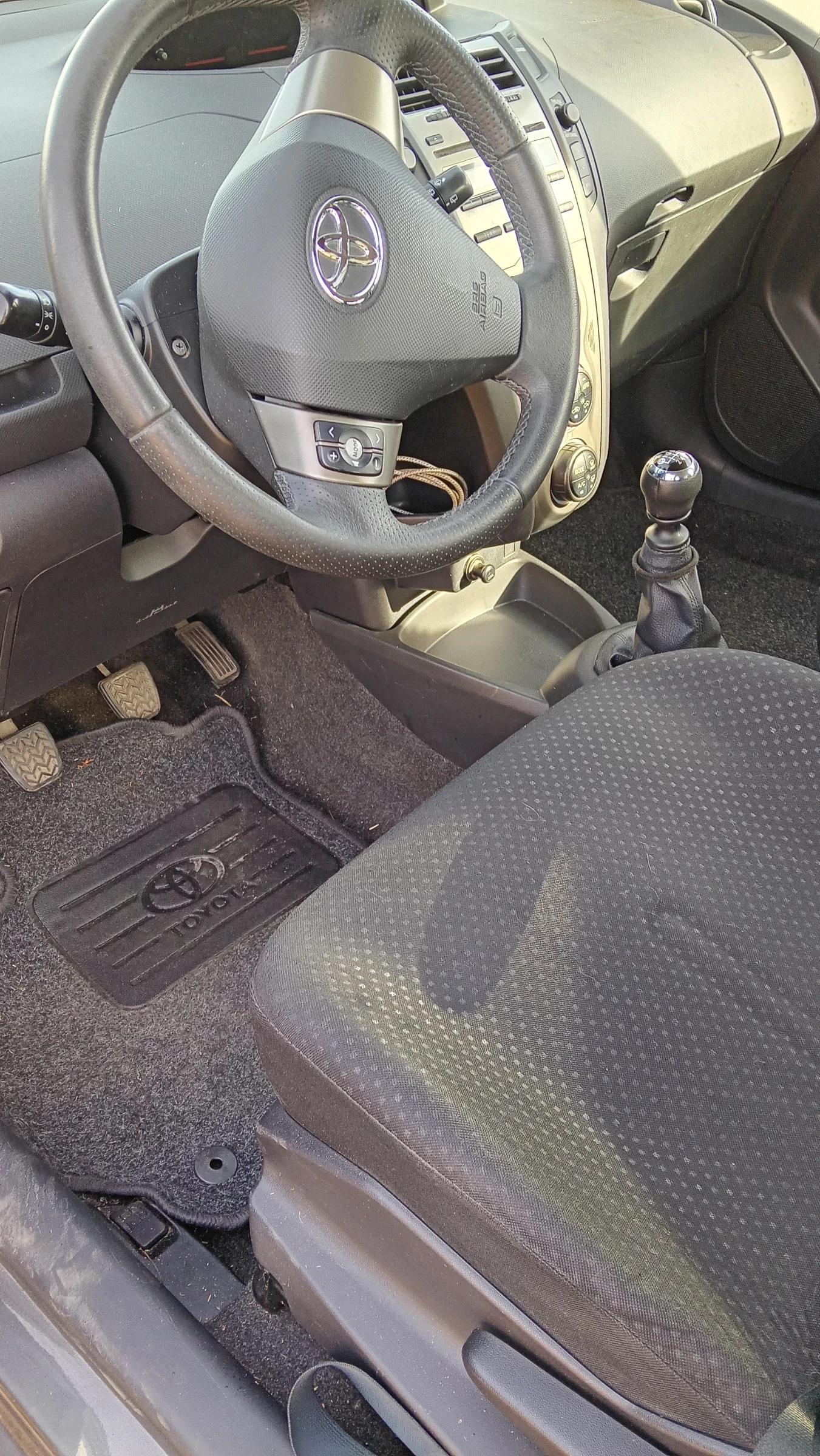 Toyota Yaris 1.3 VVT I  ��� 6 �������� | Mobile.bg � ����������� 6