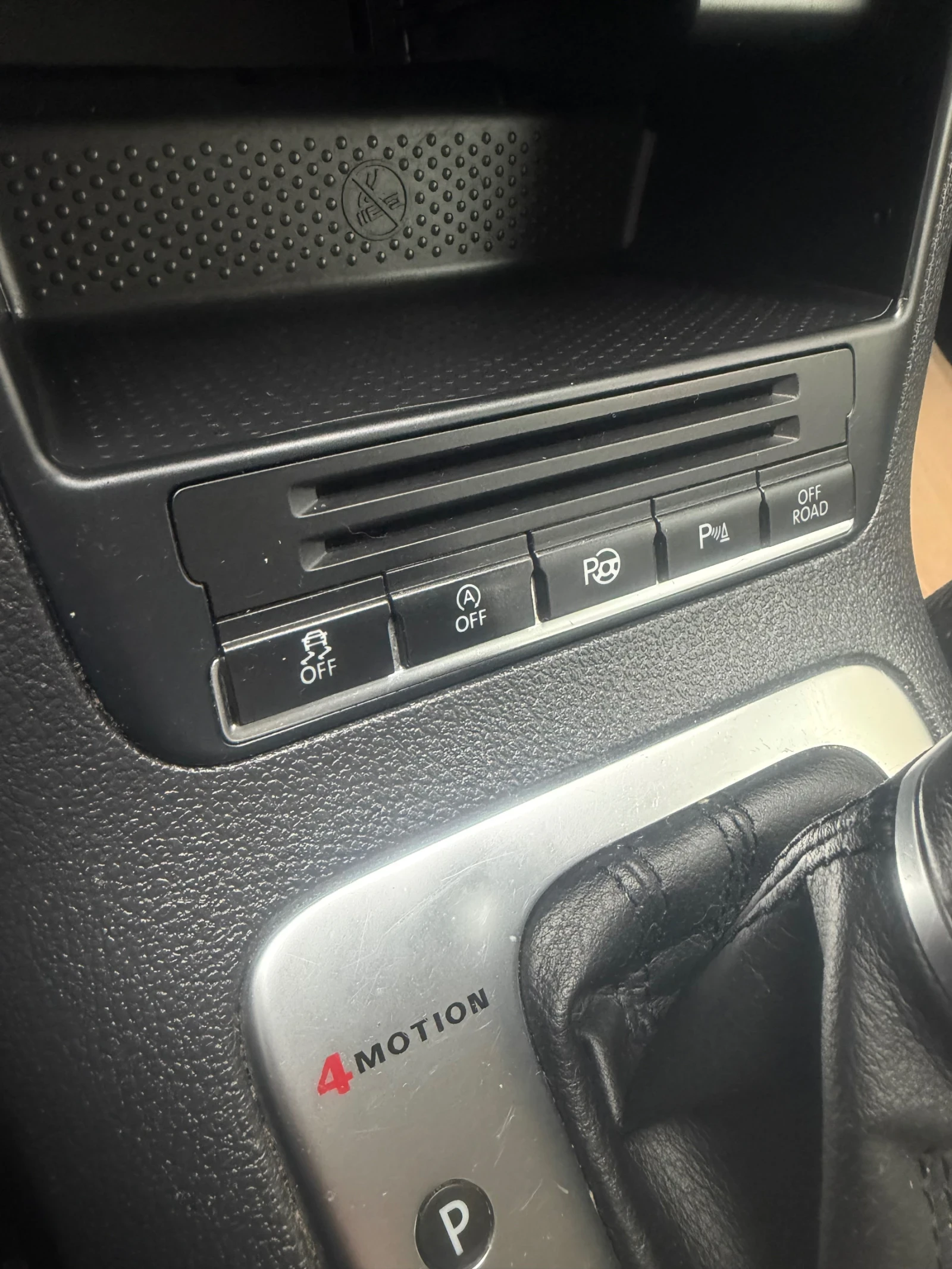 VW Tiguan Track & Field BlueMotion Techn DSG4x4, снимка 8 - Автомобили и джипове - 54424140