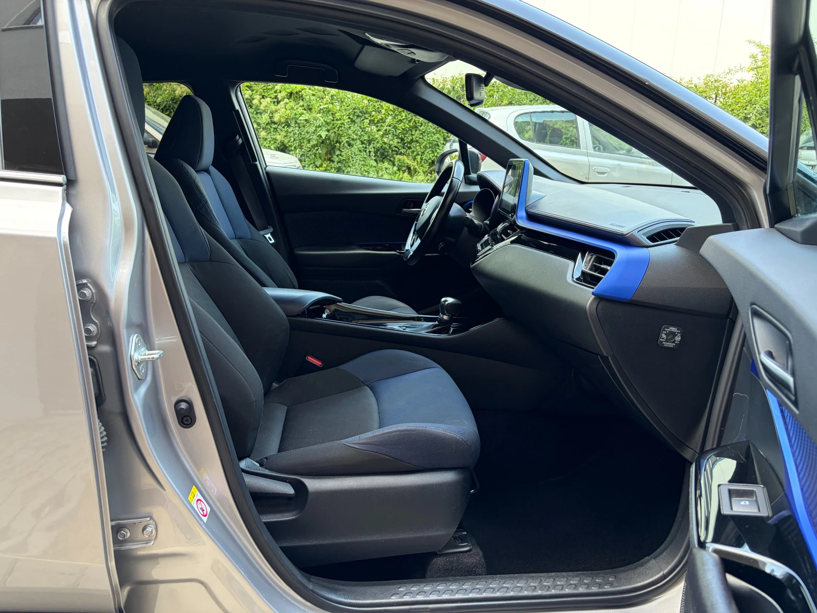 Toyota C-HR 1.8Hybrid e-CVT Classy Bi-Tone - в Гаранция, снимка 12 - Автомобили и джипове - 55548609