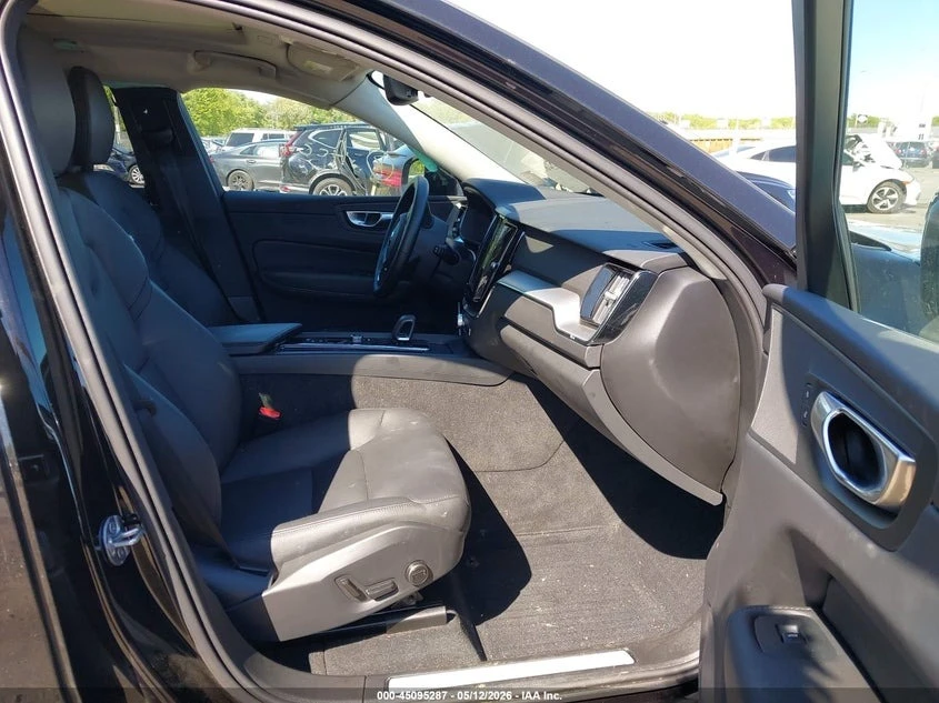 Volvo XC60 B5 Core AWD, снимка 5 - Автомобили и джипове - 55846875