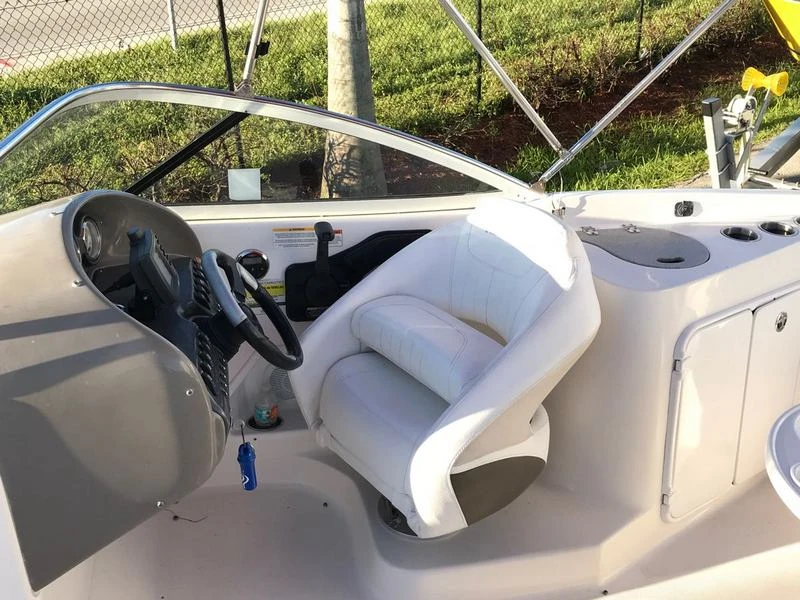 Моторна яхта Rinker 246 CAPTIVA, снимка 8 - Воден транспорт - 53730564