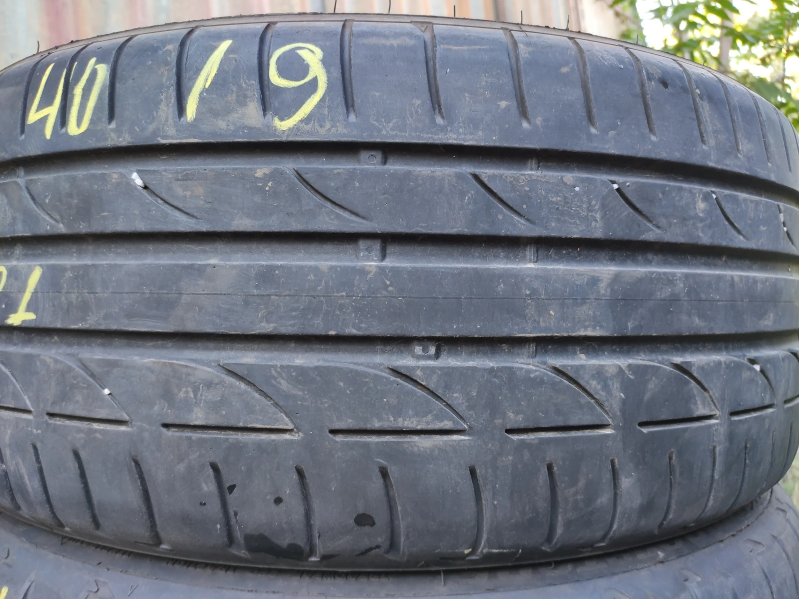 Гуми Летни 225/40R19, снимка 2 - Гуми и джанти - 55478713