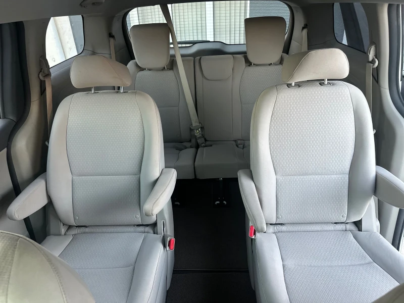 Kia Carnival Sedona Бензин, снимка 12 - Автомобили и джипове - 52517814