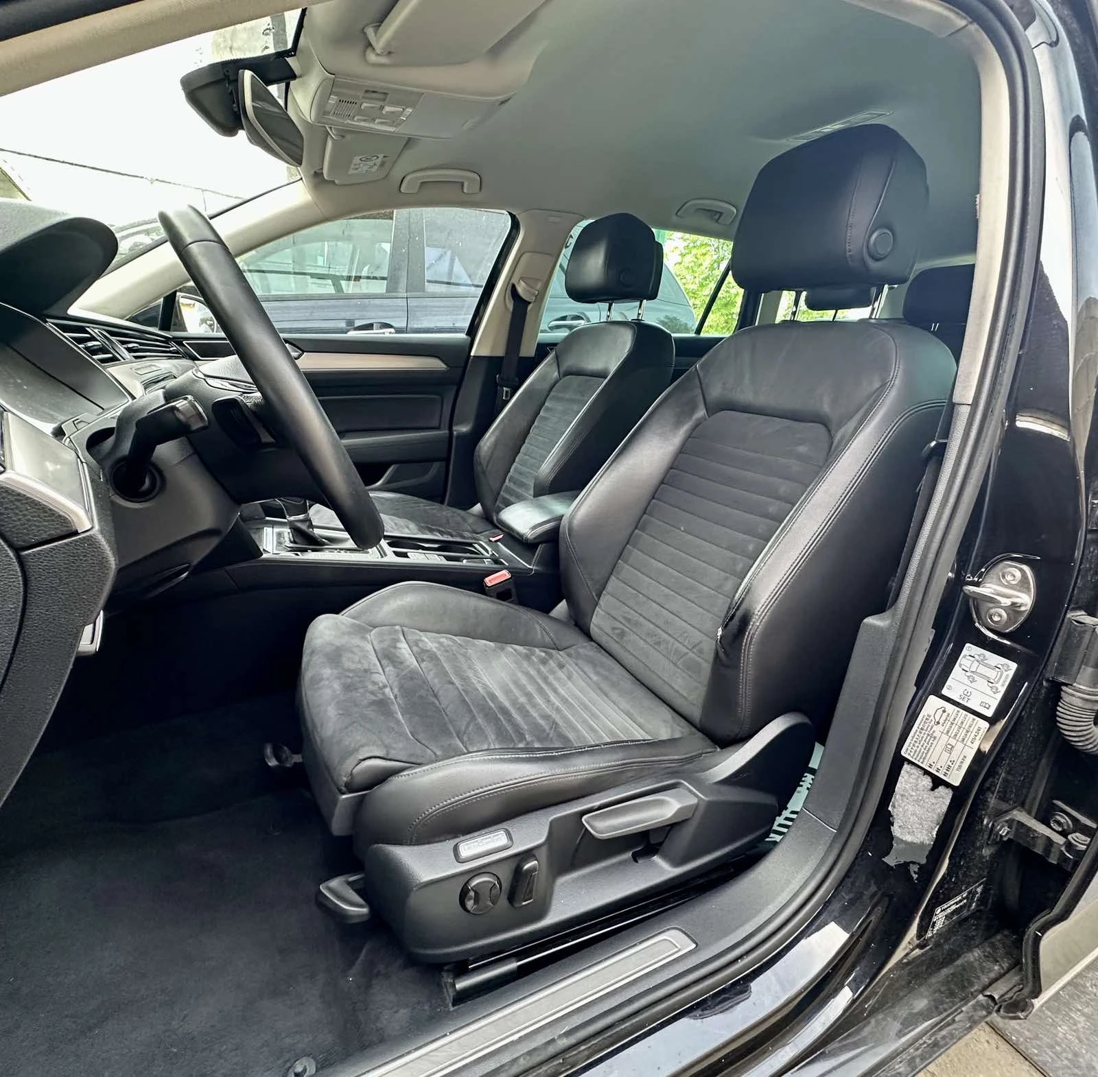 VW Passat 2.0 TDI Highline Обслужен, Дигитал, Автоматик, снимка 13 - Автомобили и джипове - 53191455