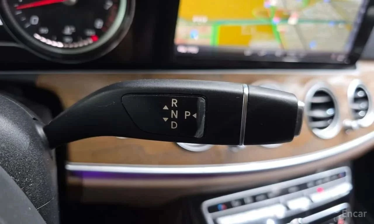 Mercedes-Benz E 300, снимка 9 - Автомобили и джипове - 56690236