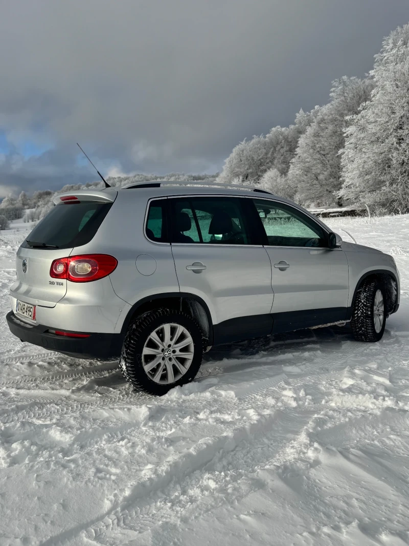 VW Tiguan 2.0tdi 4x4 Navi, снимка 5 - Автомобили и джипове - 53167679