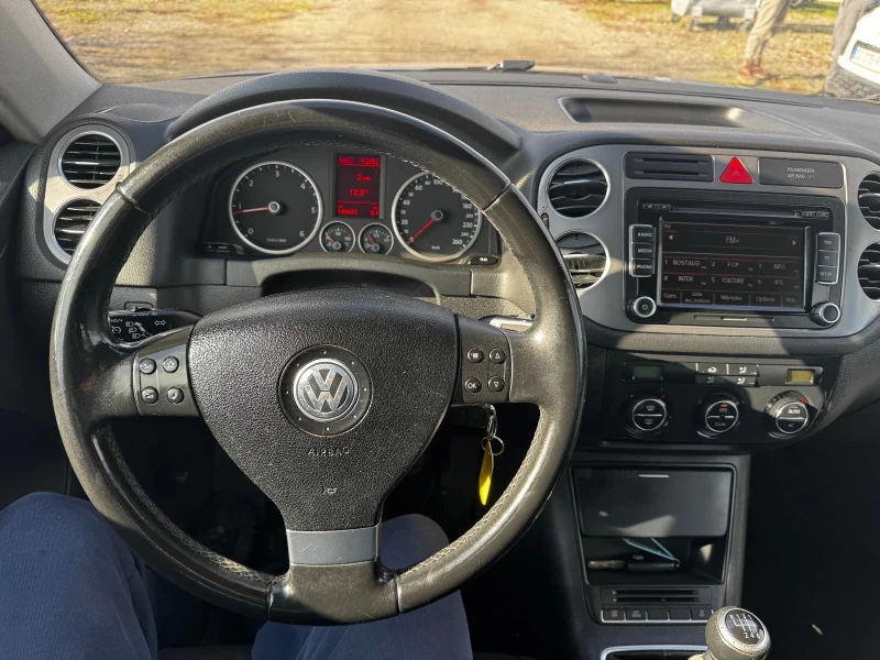 VW Tiguan 2.0tdi 4x4 Navi, снимка 13 - Автомобили и джипове - 53167679