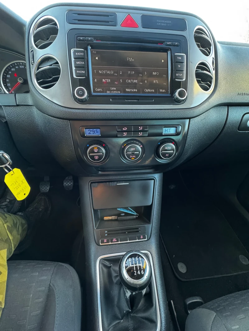 VW Tiguan 2.0tdi 4x4 Navi, снимка 11 - Автомобили и джипове - 53167679