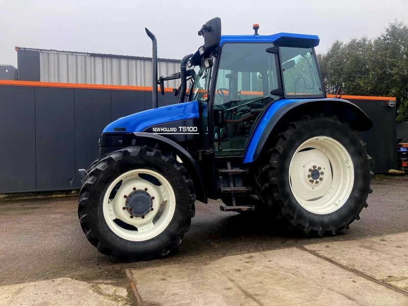 Трактор New Holland TS100 