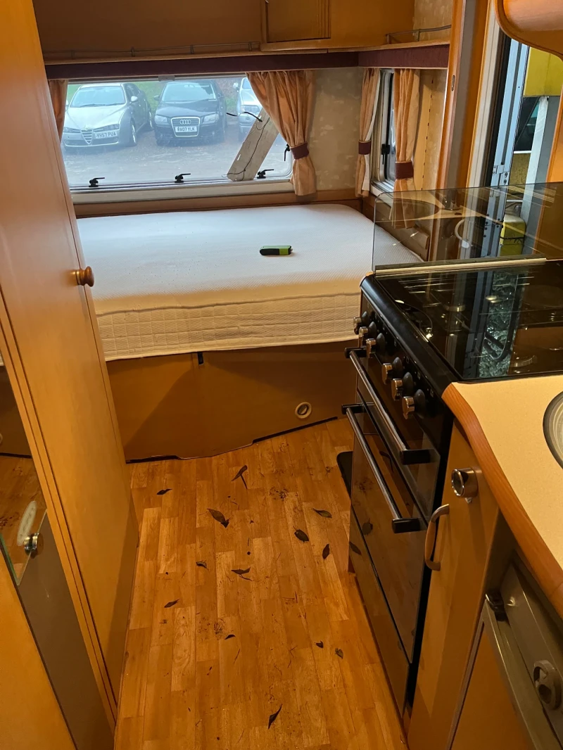 Каравана Swift Abbey GTS420, снимка 9 - Каравани и кемпери - 53309816