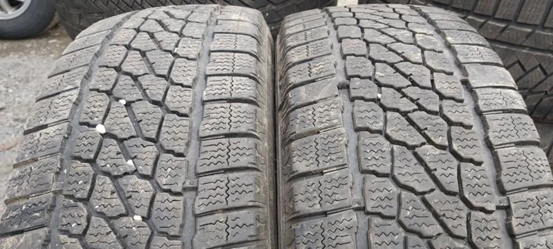 Гуми Зимни 235/65R16, снимка 1 - Гуми и джанти - 31257409