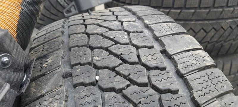 Гуми Зимни 235/65R16, снимка 4 - Гуми и джанти - 31257409