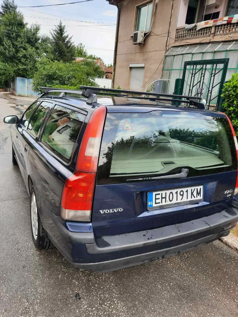 Volvo V70 комби, снимка 4 - Автомобили и джипове - 42147626