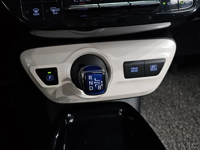 Toyota Prius 1.8 Хибрид, снимка 8 - Автомобили и джипове - 55432829
