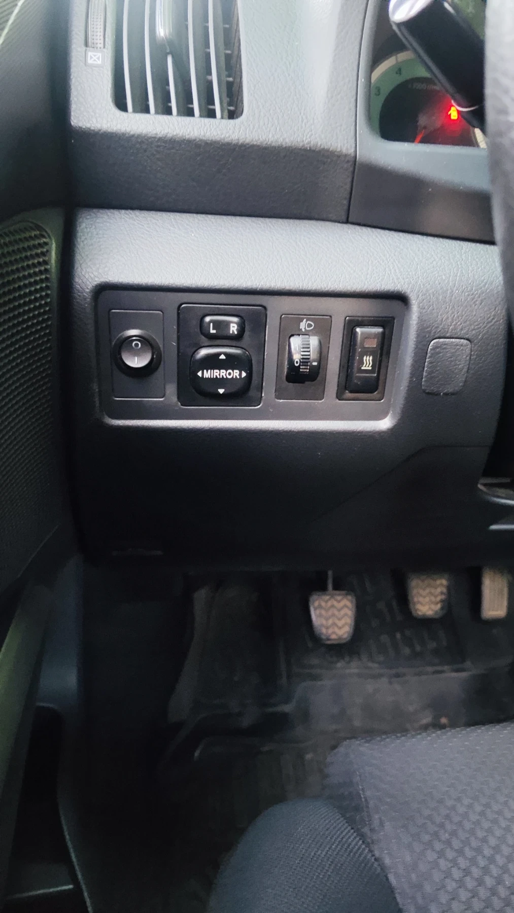 Toyota Corolla verso 2.2 136 - изображение 6