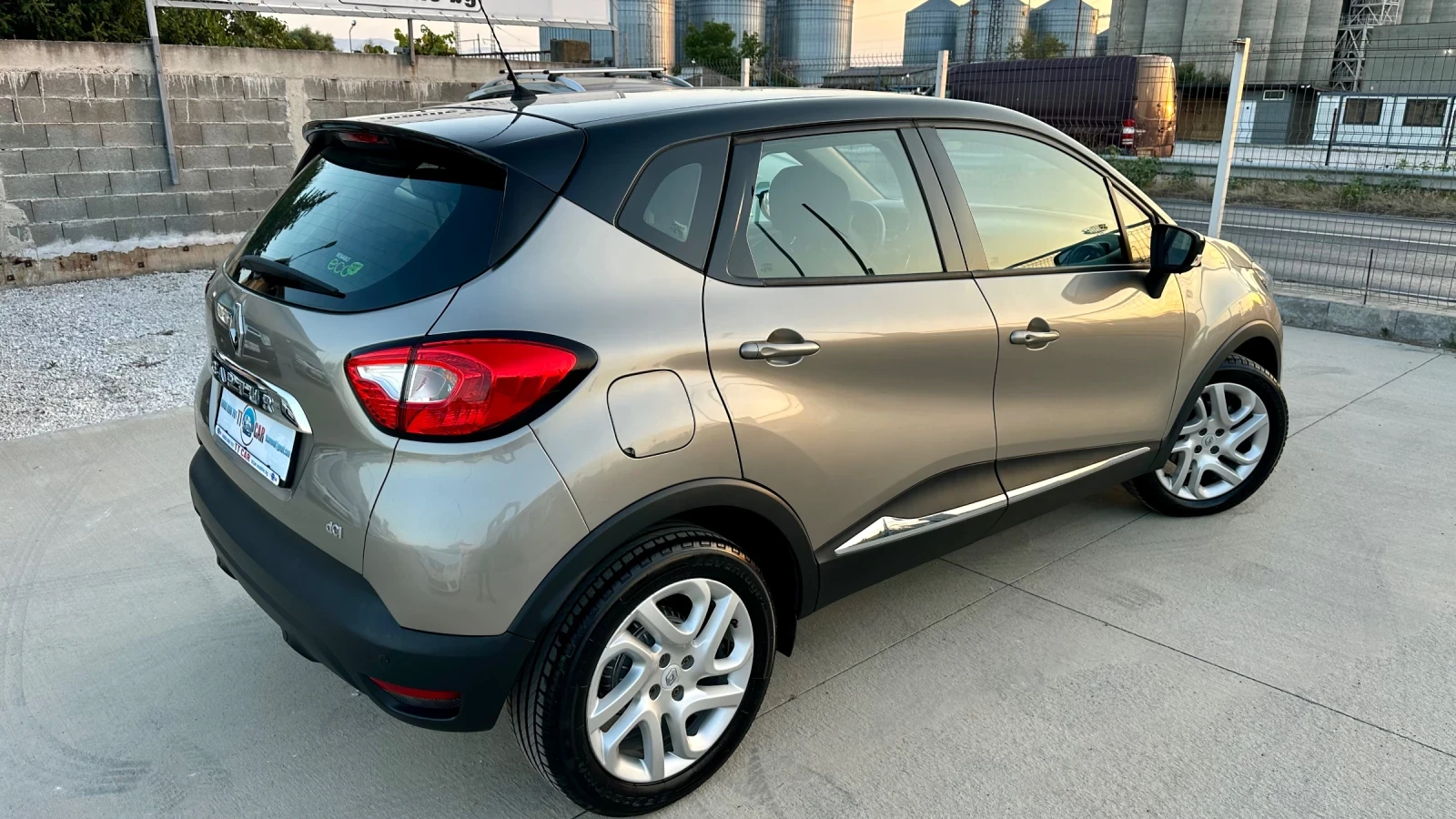 Renault Captur 1.5dci 90к. Навигация! Климатроник! Keyless go!, снимка 2 - Автомобили и джипове - 55892134