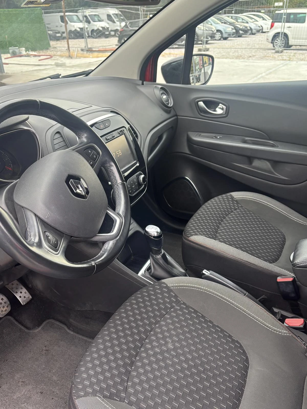 Renault Captur, снимка 8 - Автомобили и джипове - 56244723