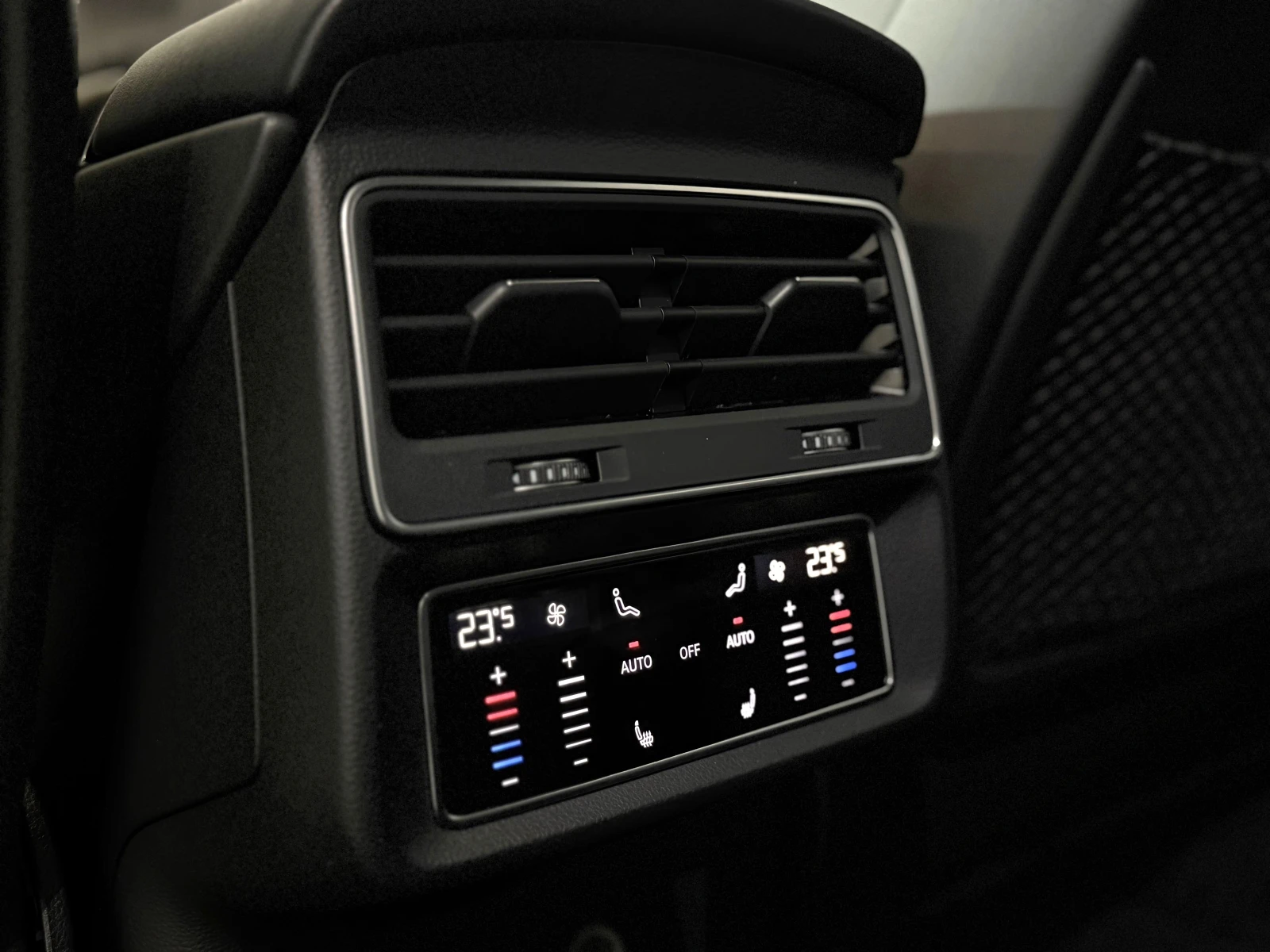 Audi SQ7 TFSI KERAMIK PANO B&O-3D HEADUP MASSAGE 7-МЕСТА , снимка 14 - Автомобили и джипове - 52130632
