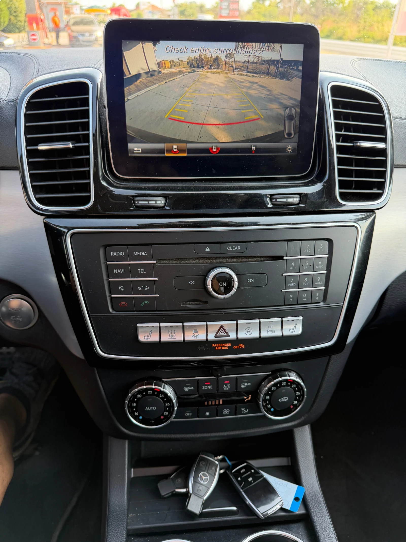 Mercedes-Benz GLE 350 AMG / PANORAMA / KEYLESS GO / DISTRONIC / BLIND AS, снимка 13 - Автомобили и джипове - 55846798