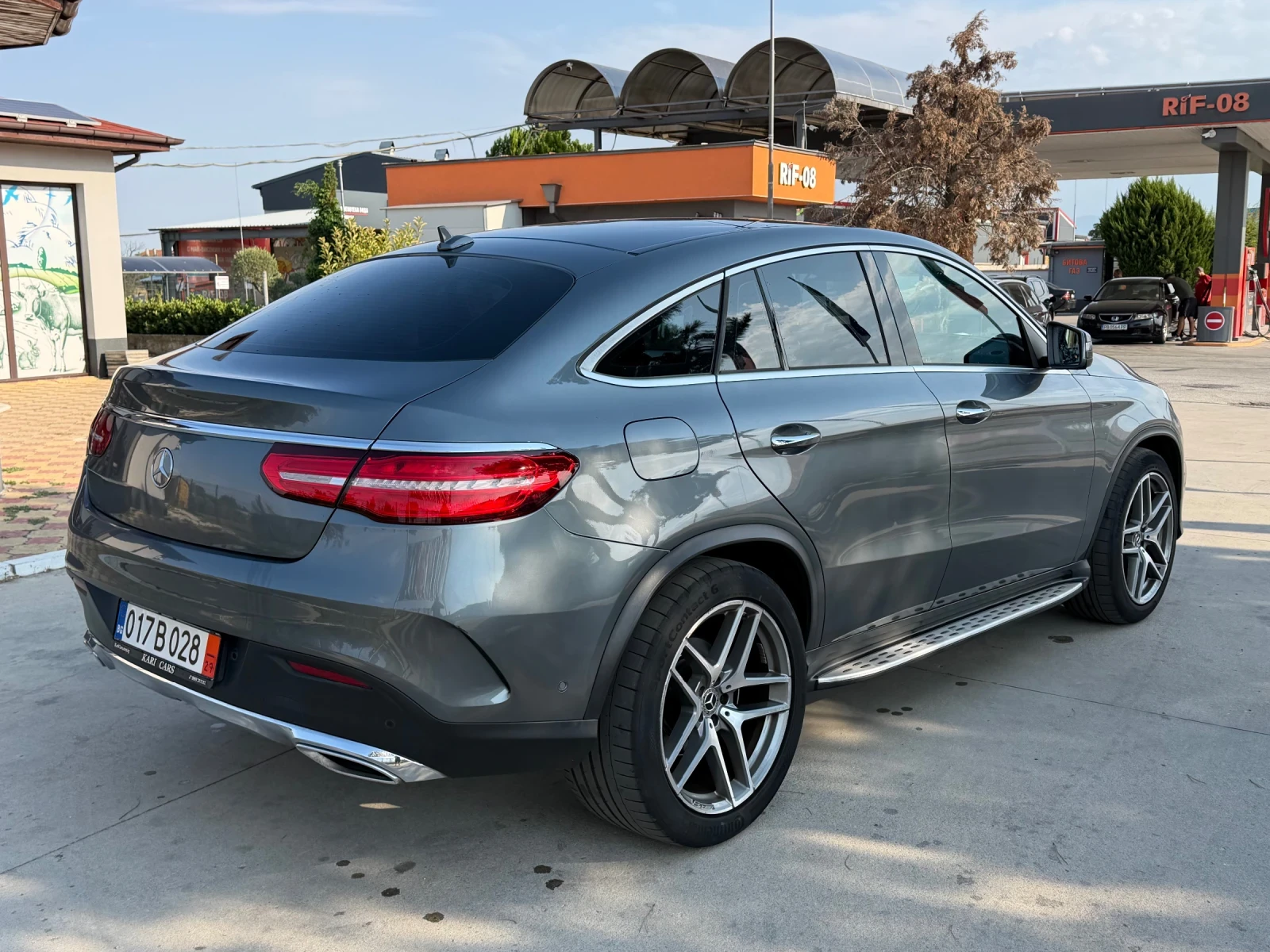 Mercedes-Benz GLE 350 AMG / PANORAMA / KEYLESS GO / DISTRONIC / BLIND AS, снимка 2 - Автомобили и джипове - 55846798