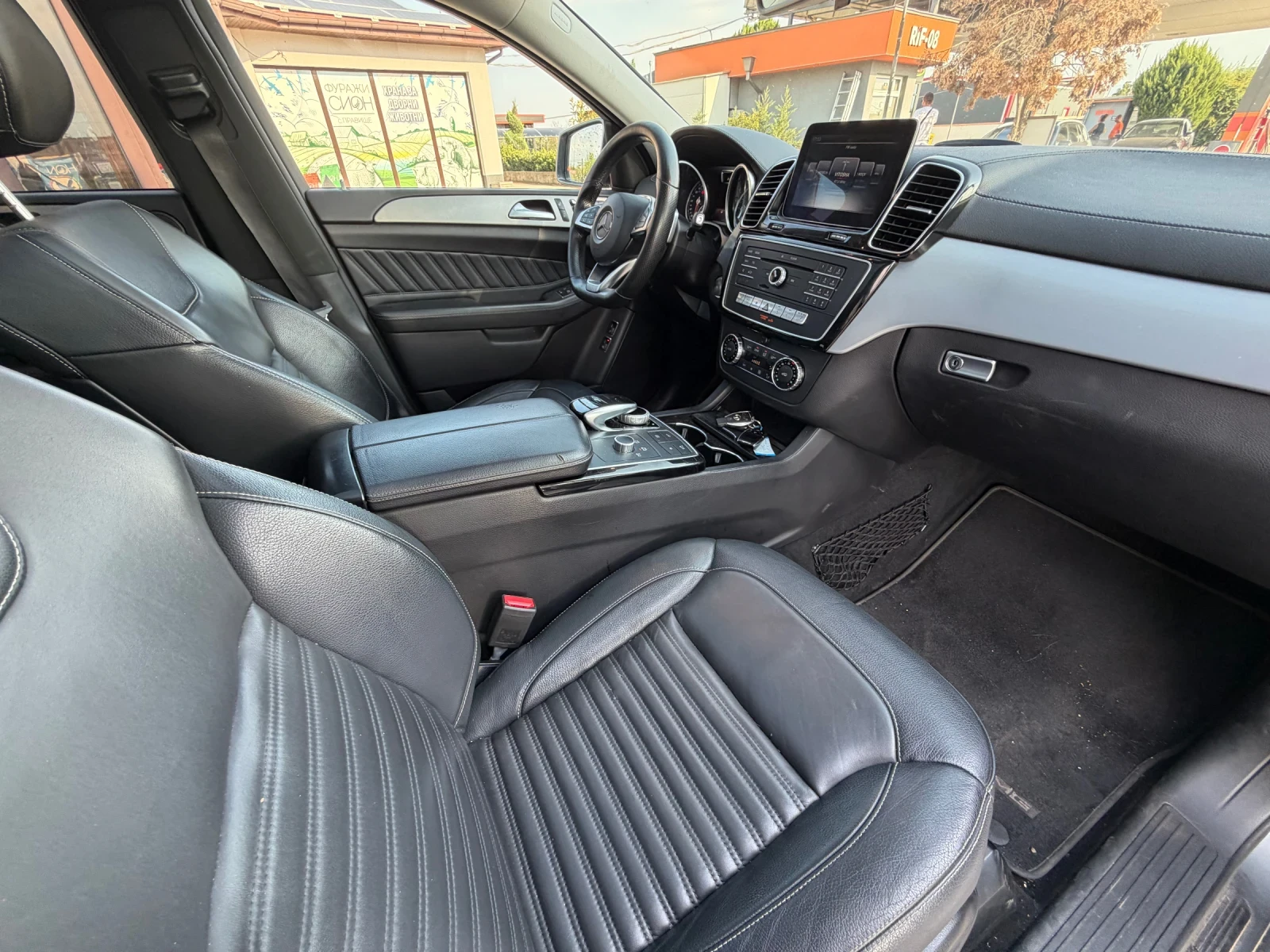Mercedes-Benz GLE 350 AMG / PANORAMA / KEYLESS GO / DISTRONIC / BLIND AS, снимка 11 - Автомобили и джипове - 55846798