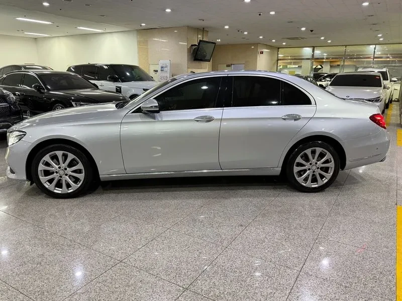 Mercedes-Benz E 220 4Matic Avantgarde - САМО 30% АВАНС, снимка 3 - Автомобили и джипове - 55926910