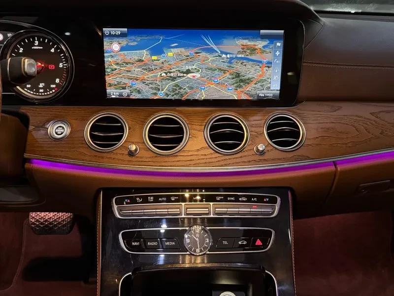 Mercedes-Benz E 220 4Matic Avantgarde - САМО 30% АВАНС, снимка 11 - Автомобили и джипове - 55926910