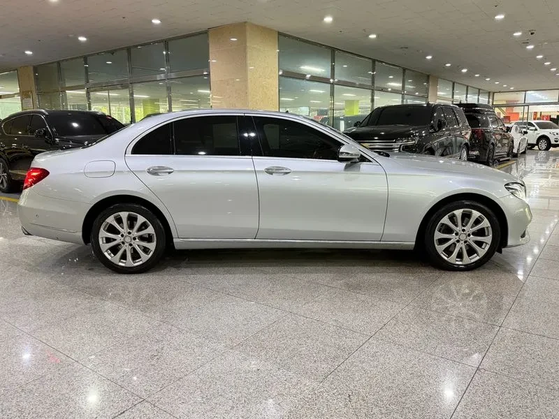 Mercedes-Benz E 220 4Matic Avantgarde - САМО 30% АВАНС, снимка 5 - Автомобили и джипове - 55926910