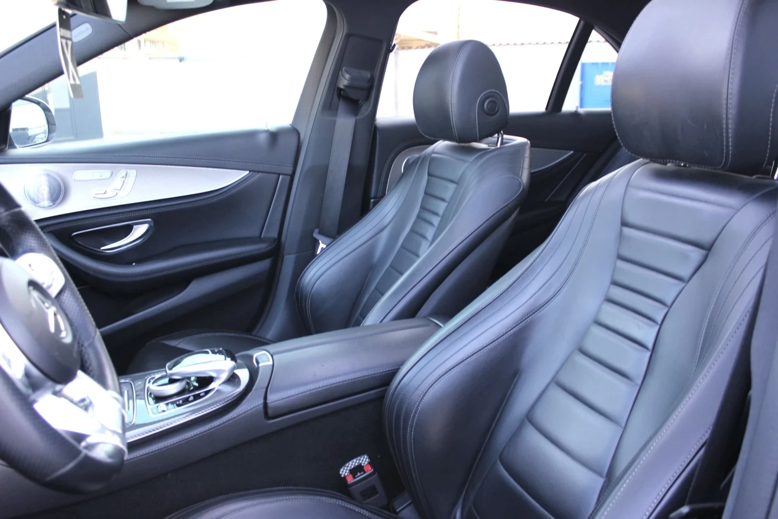 Mercedes-Benz E 220 PANO/BURMASTER/360/SHADOWLINE/MULTIBEAM, снимка 8 - Автомобили и джипове - 53800915