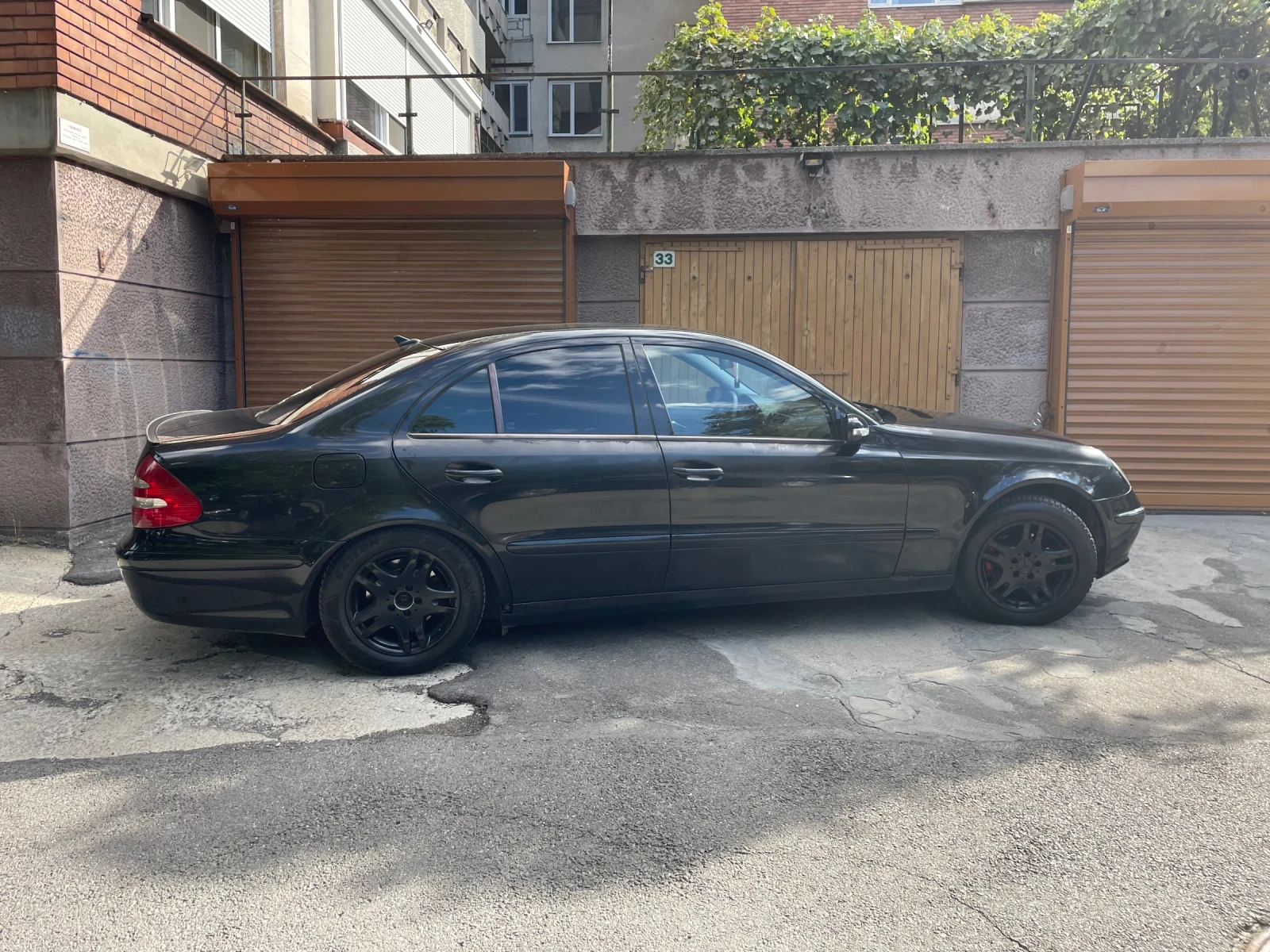 Mercedes-Benz E 220 Total black, снимка 3 - Автомобили и джипове - 56213637