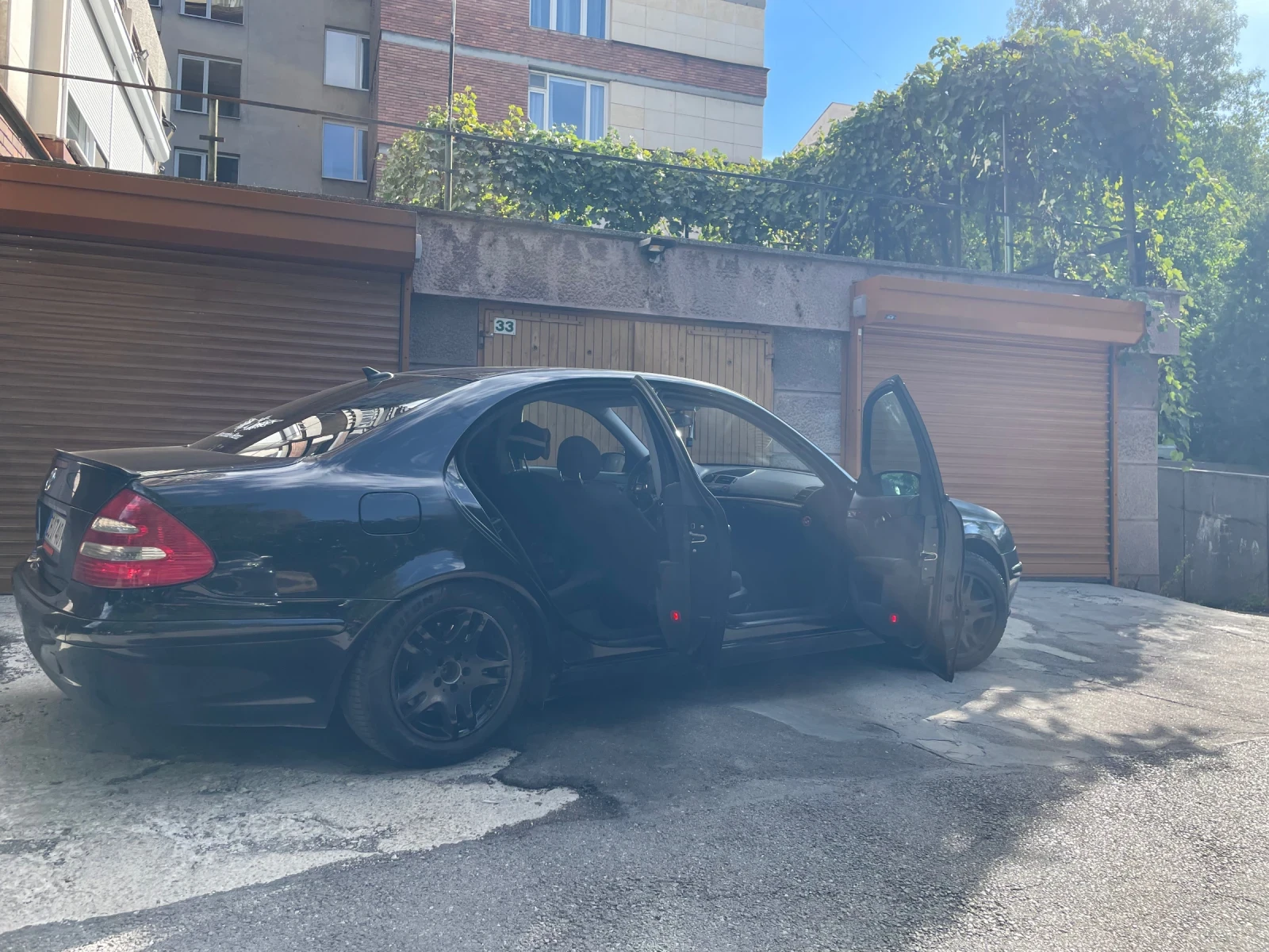 Mercedes-Benz E 220 Total black, снимка 4 - Автомобили и джипове - 56213637