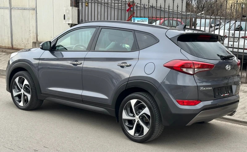 Hyundai Tucson 2.0 CRDI /4x4/Кожа/Панорама/Автоматик/ШВЕЙЦАРИЯ, снимка 5 - Автомобили и джипове - 52473431