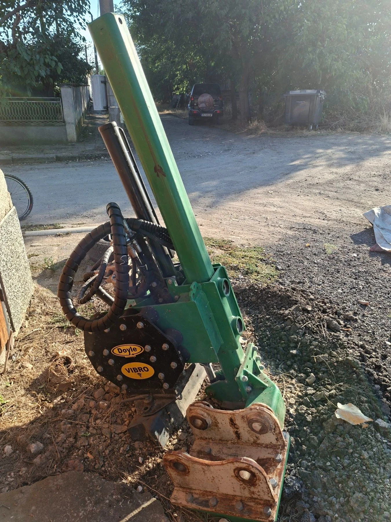 Друг вид Внос Вибрационен коловбивач Doyle VIBRO 100E за багер  , снимка 3 - Селскостопанска техника - 55776769