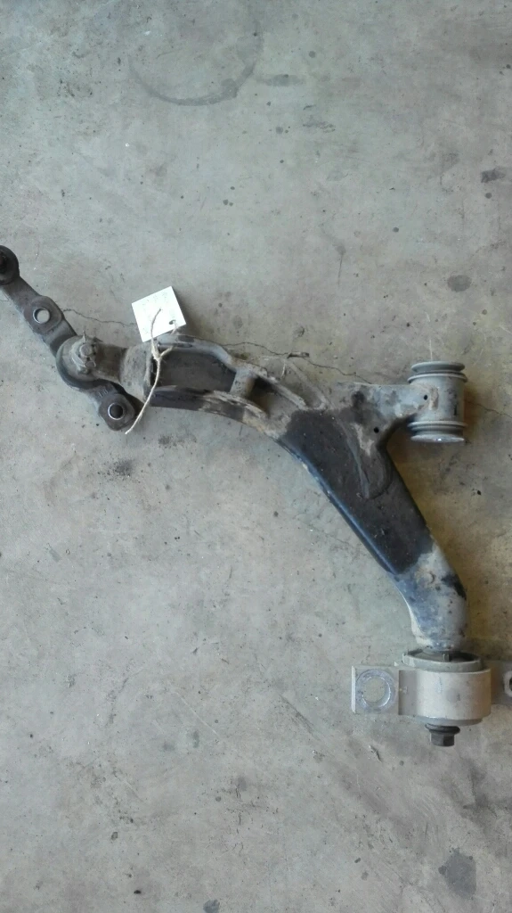 Носач преден ляв Лексус IS220