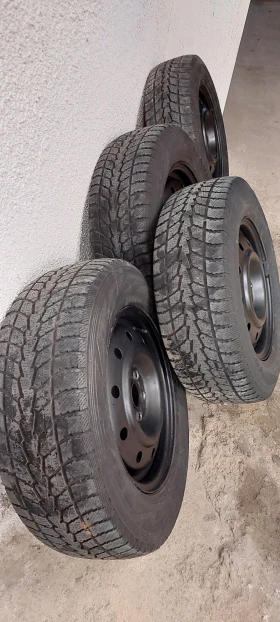 Гуми с джанти Toyo 205/70R15, снимка 3 - Гуми и джанти - 53090565