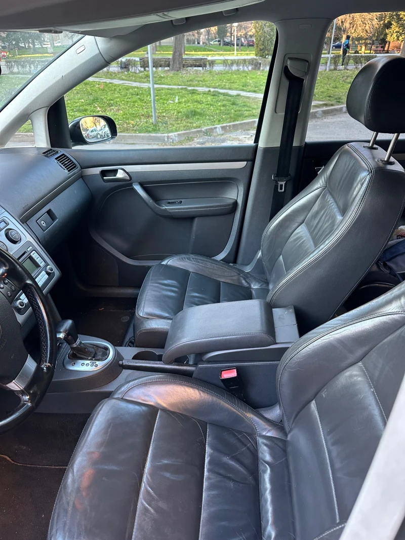 VW Touran, снимка 13 - Автомобили и джипове - 52948690