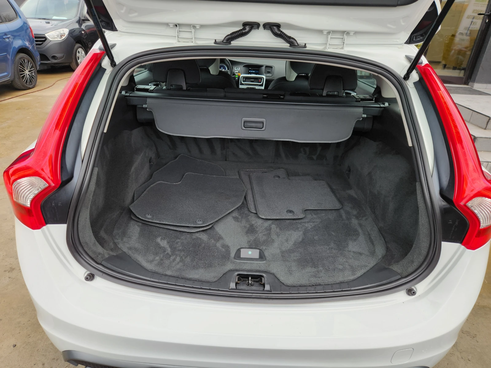Volvo V60 R-design D4-1.6T-180к.с EURO 5-АВТОМАТИК-ШВЕЙЦАРИЯ | Mobile.bg — изображение 13