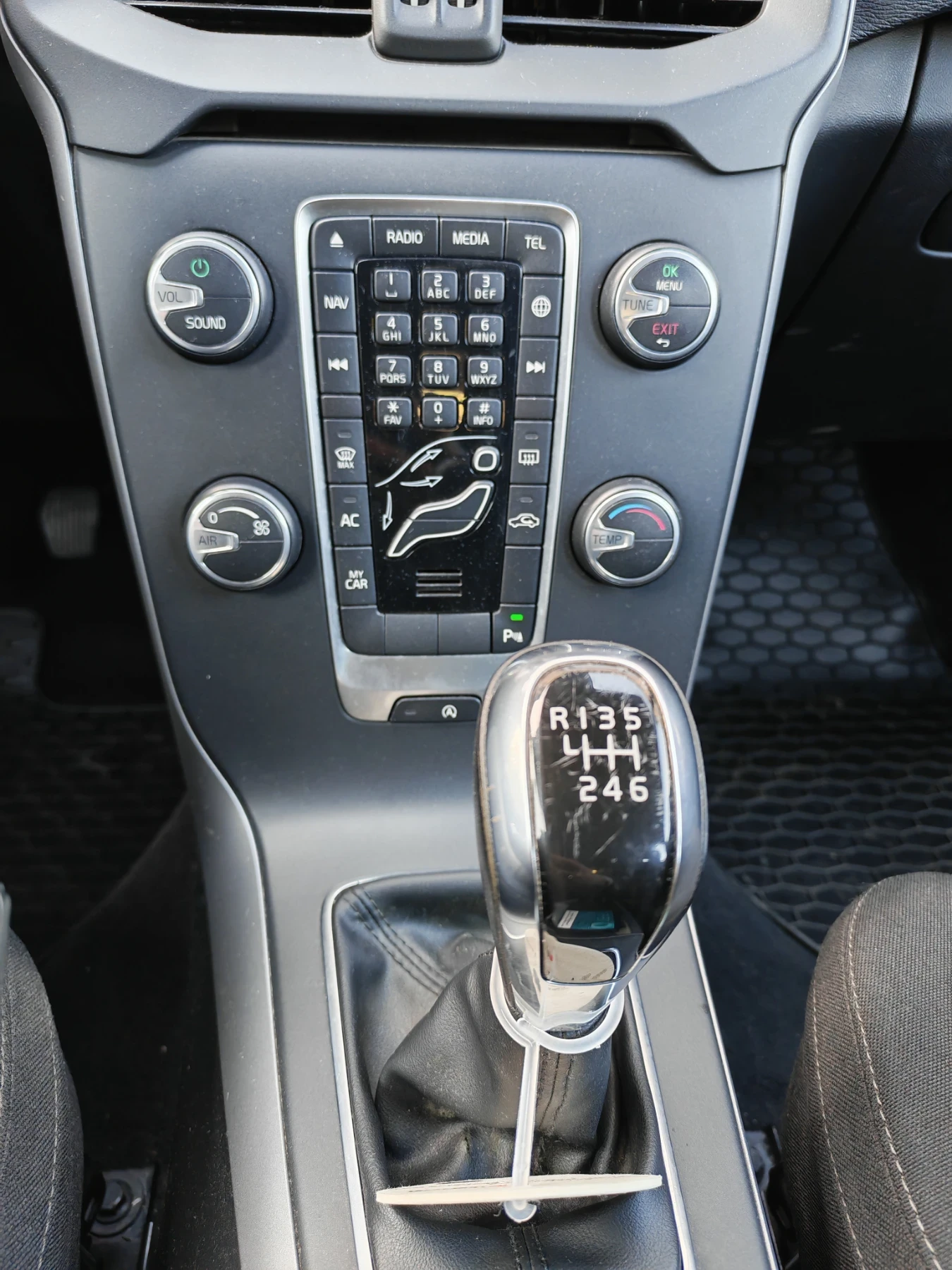 Volvo V40 D2, снимка 9 - Автомобили и джипове - 56410726