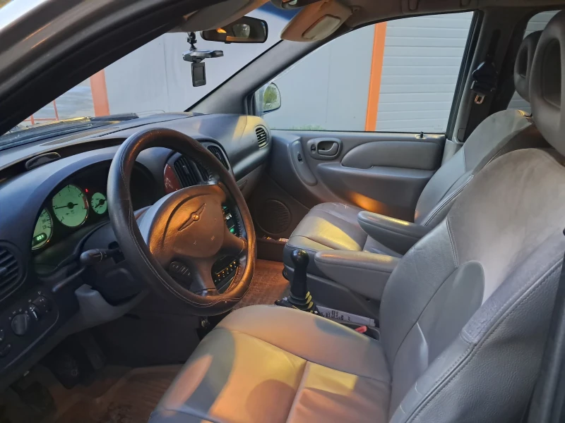 Chrysler Voyager 4 генерация, снимка 11 - Автомобили и джипове - 52383801