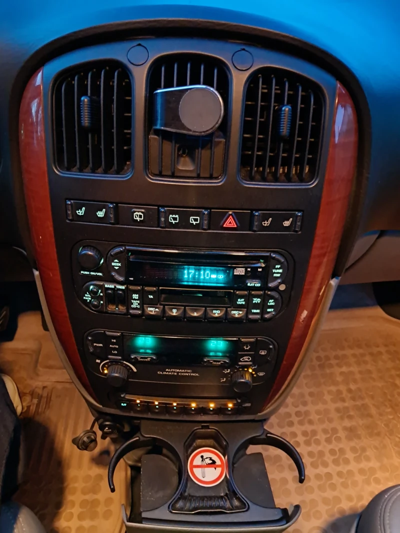 Chrysler Voyager 4 генерация, снимка 10 - Автомобили и джипове - 52383801